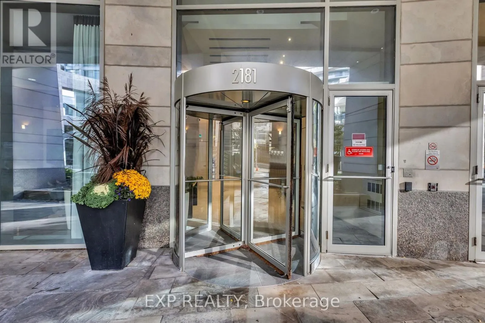 806 - 2181 YONGE STREET