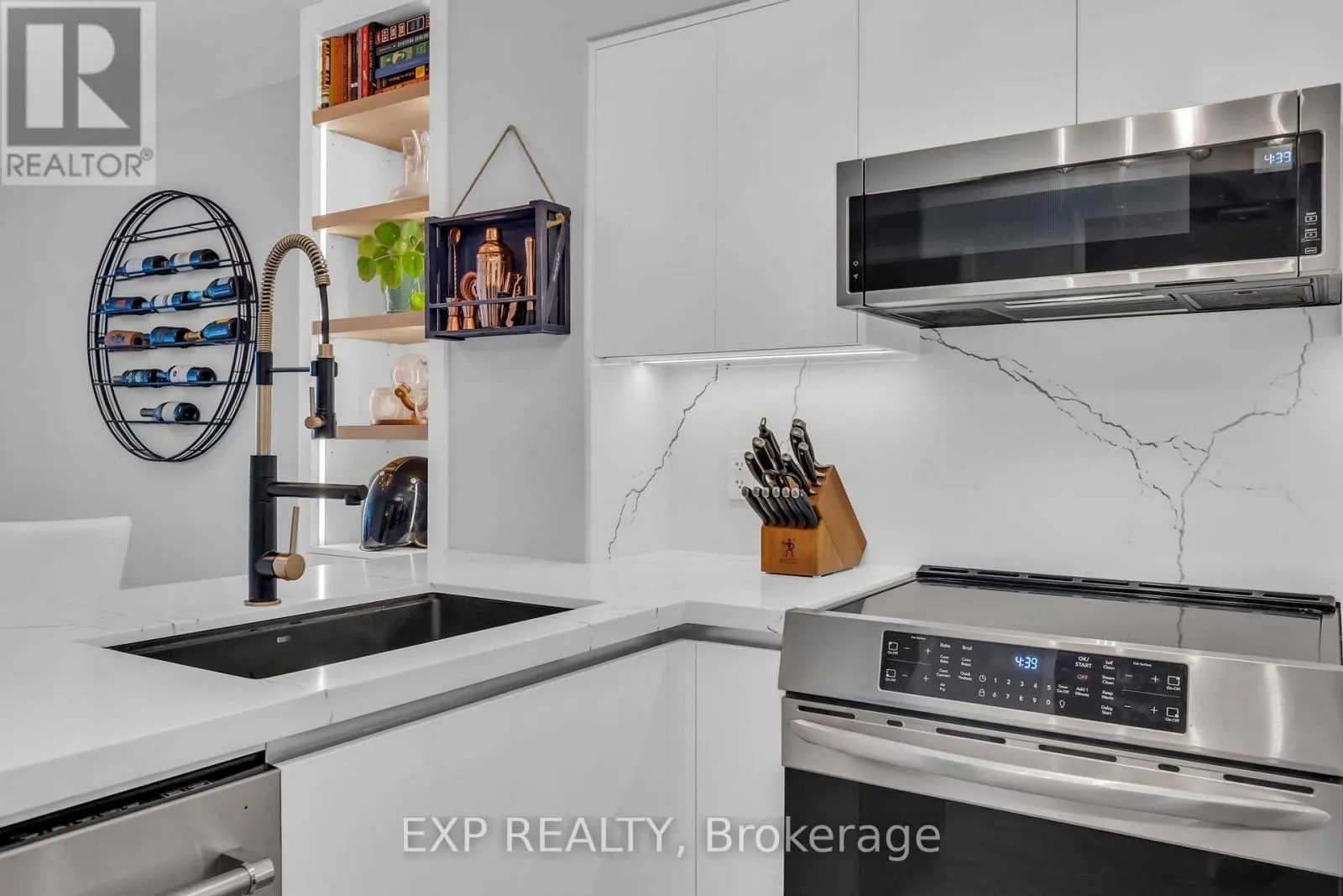 806 - 2181 YONGE STREET