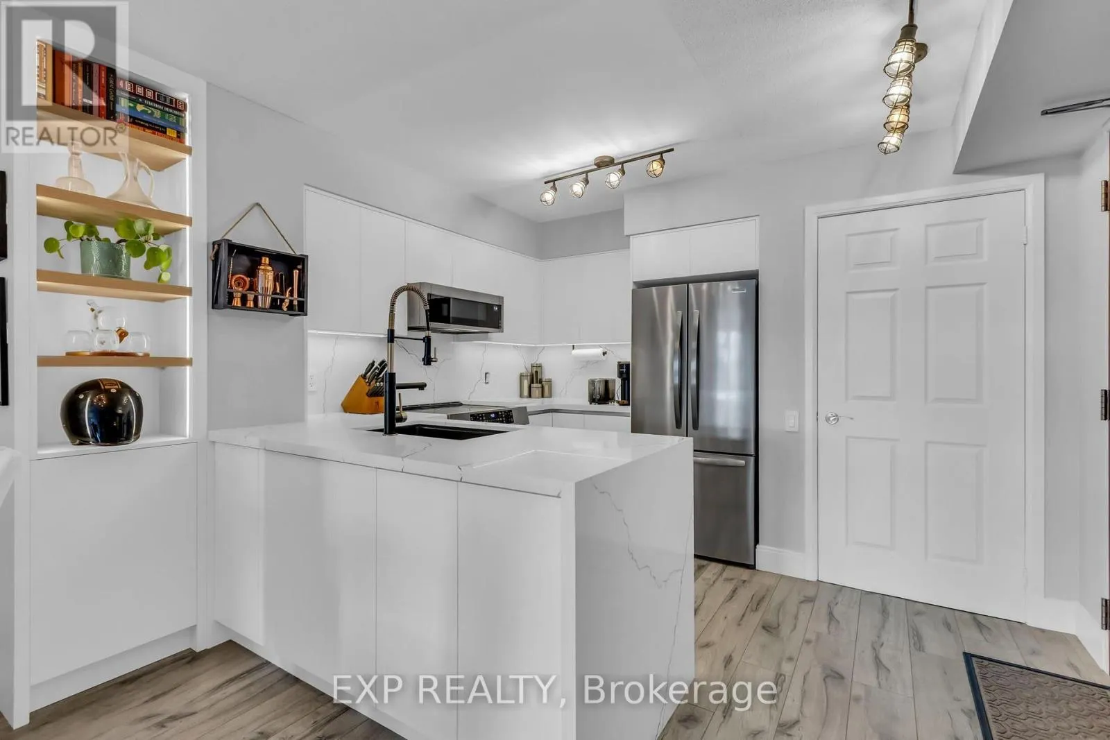 806 - 2181 YONGE STREET