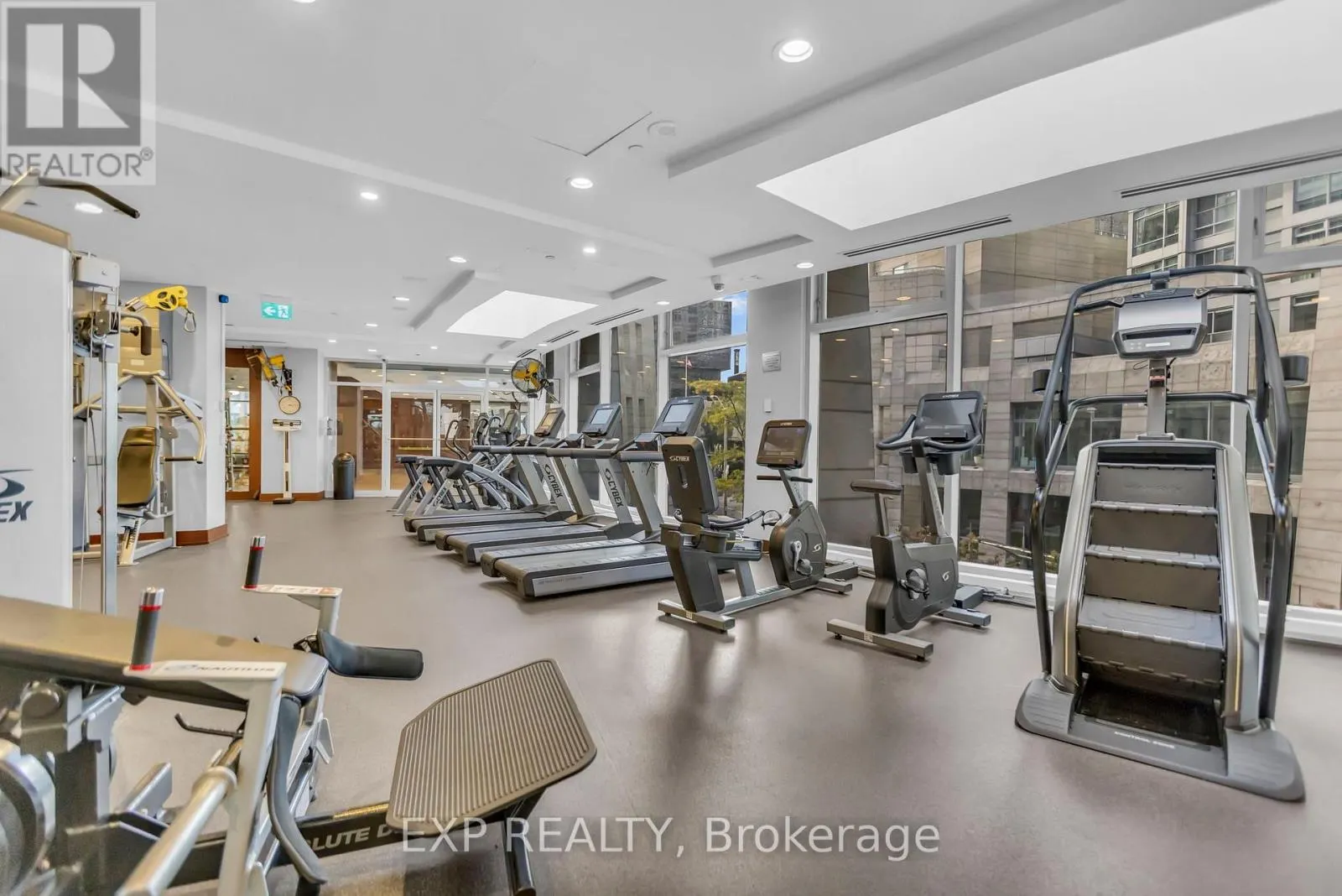806 - 2181 YONGE STREET