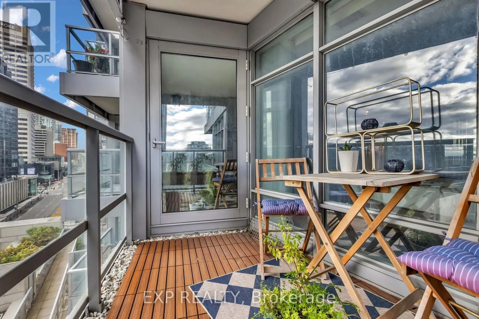 806 - 2181 YONGE STREET