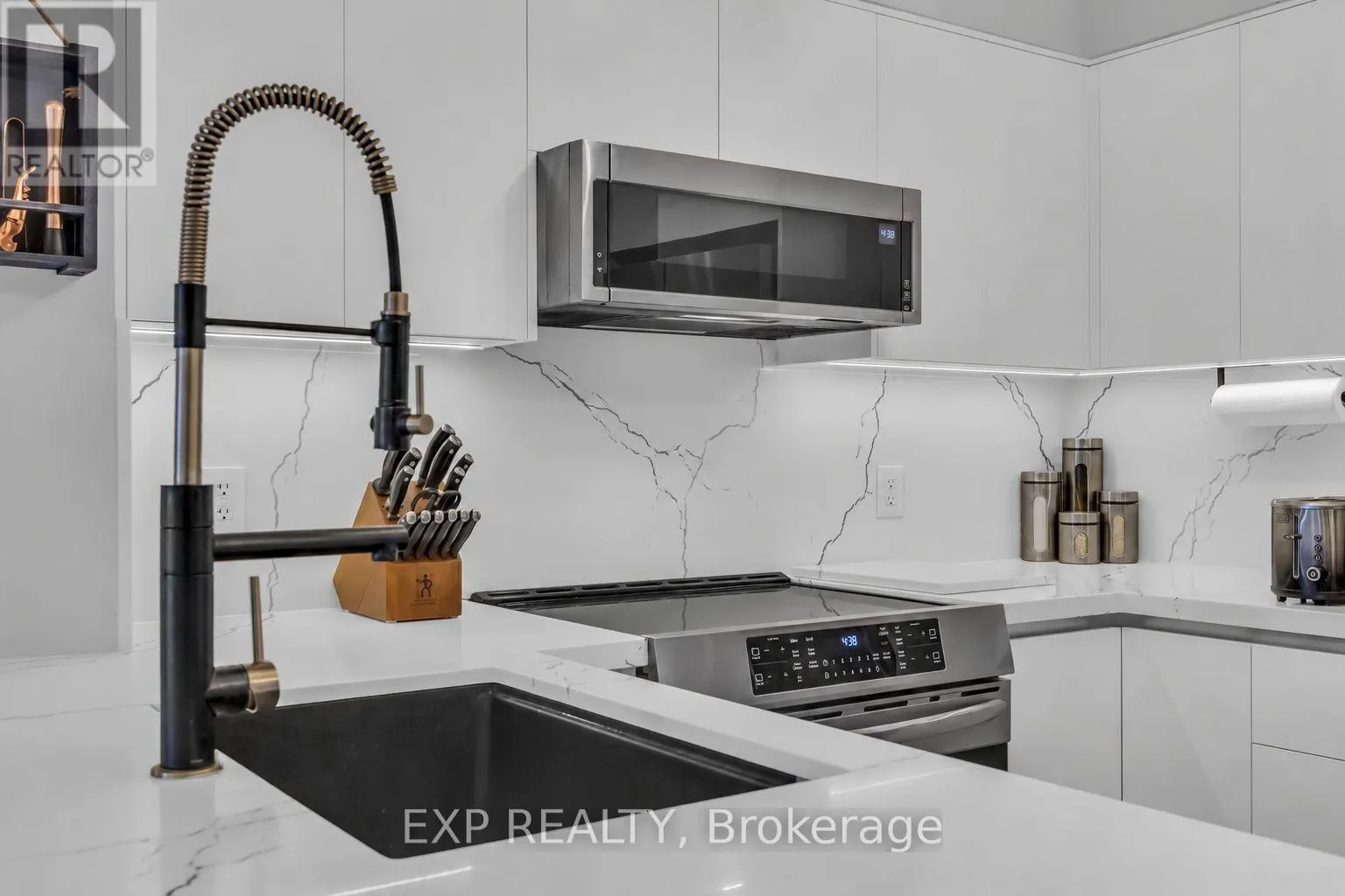 806 - 2181 YONGE STREET