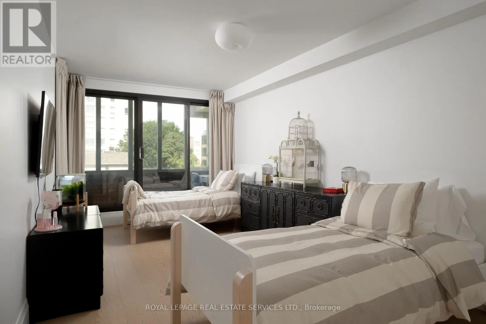 402 - 349 ST. CLAIR AVENUE W