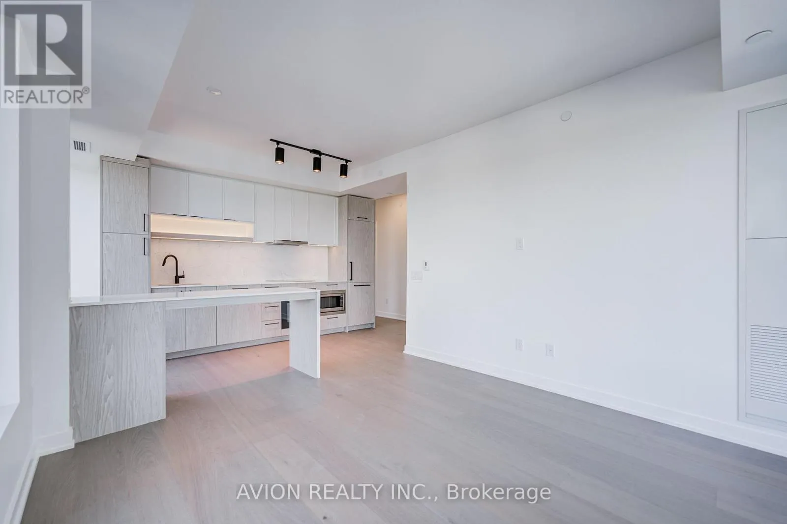 1016 - 89 MONTCLAIR AVENUE