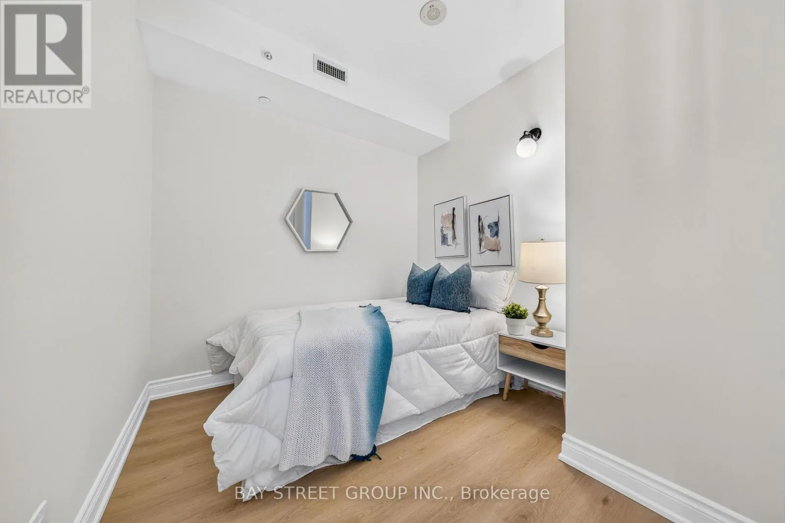 1803 - 125 PETER STREET