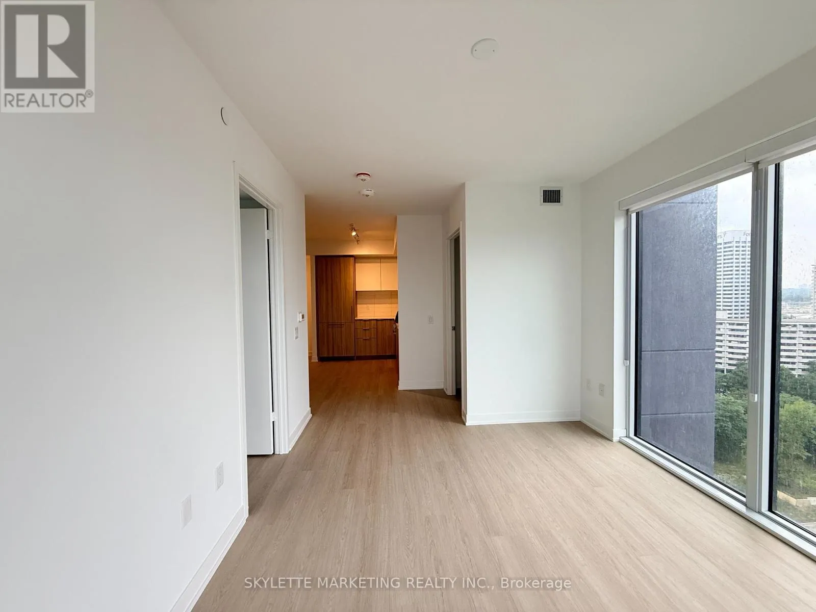 1405 - 15 DAVID SALOMON DRIVE