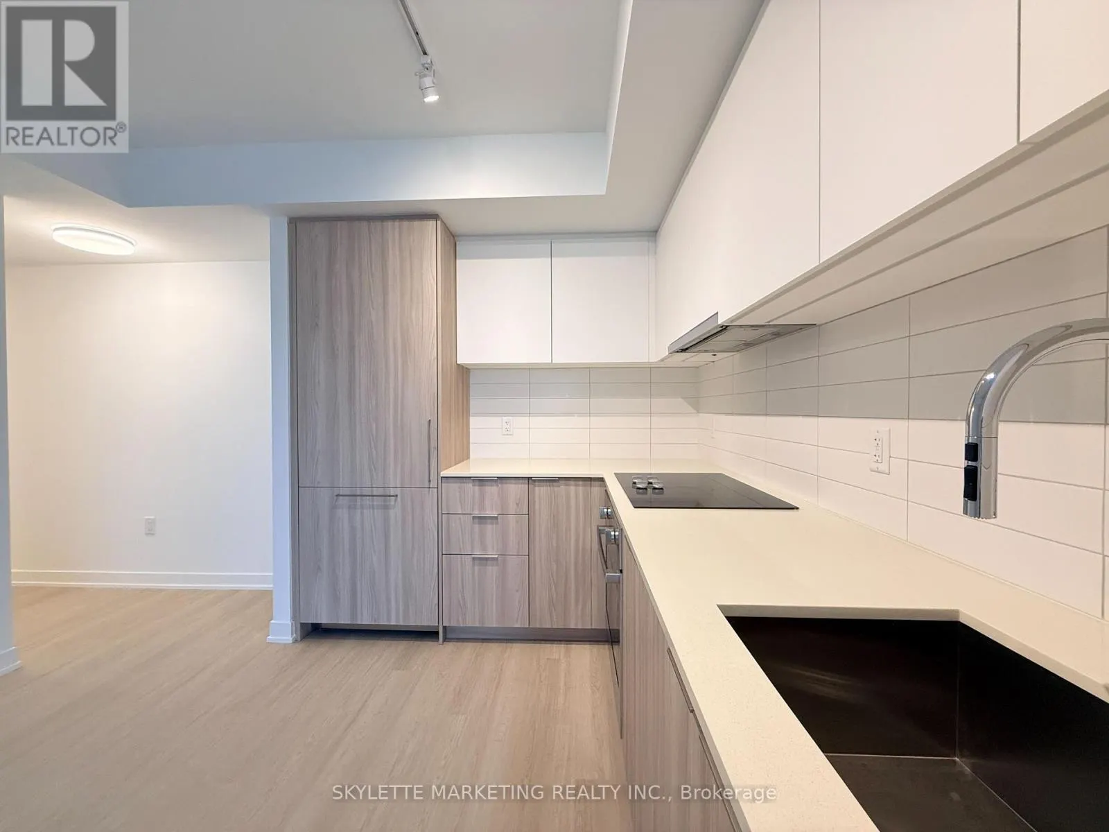 1405 - 15 DAVID SALOMON DRIVE