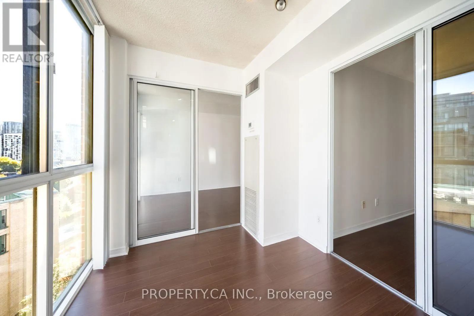 1004 - 801 KING STREET W
