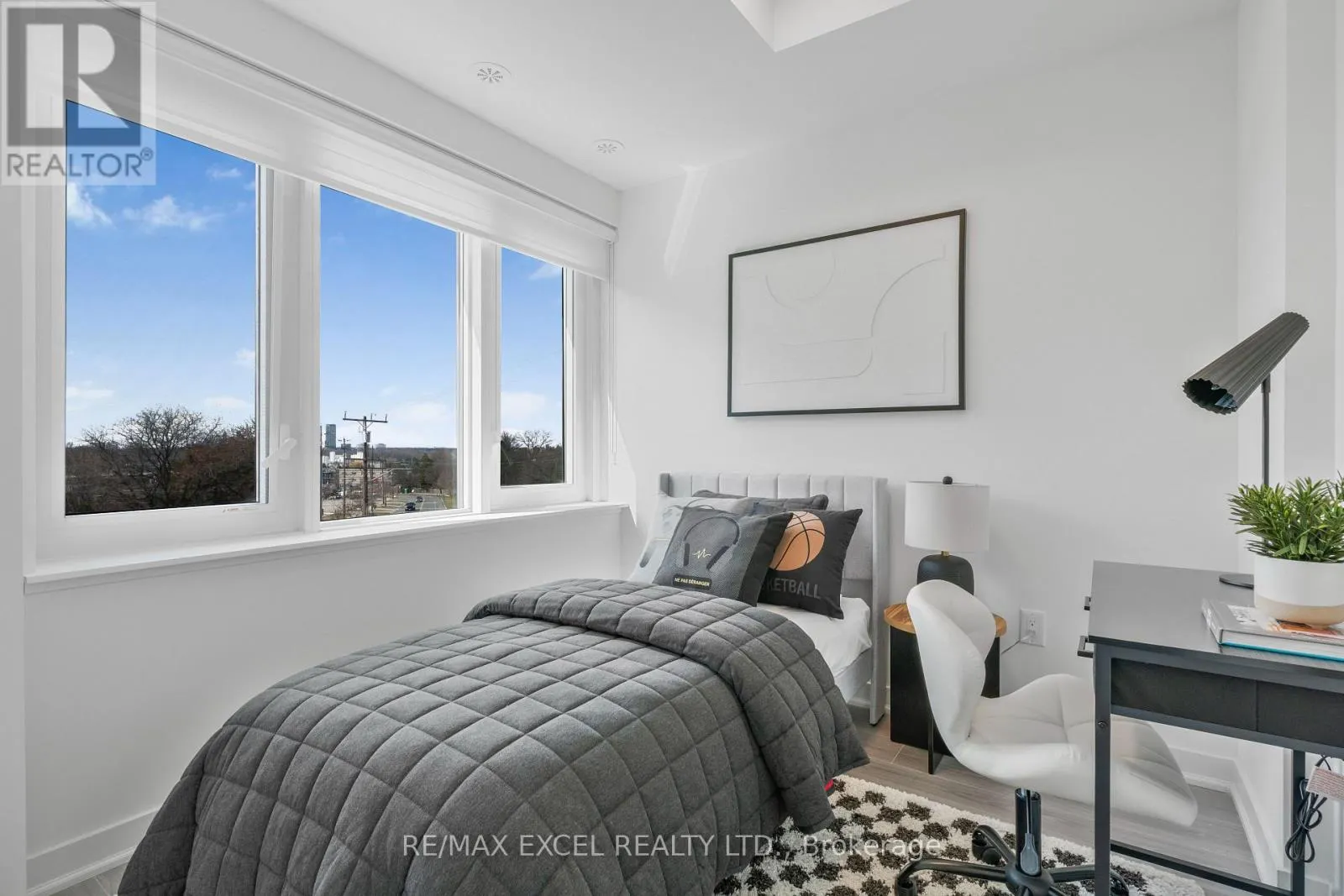 12 - 75 CURLEW DRIVE