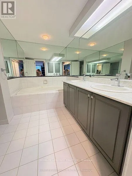 1002 - 71 SIMCOE STREET