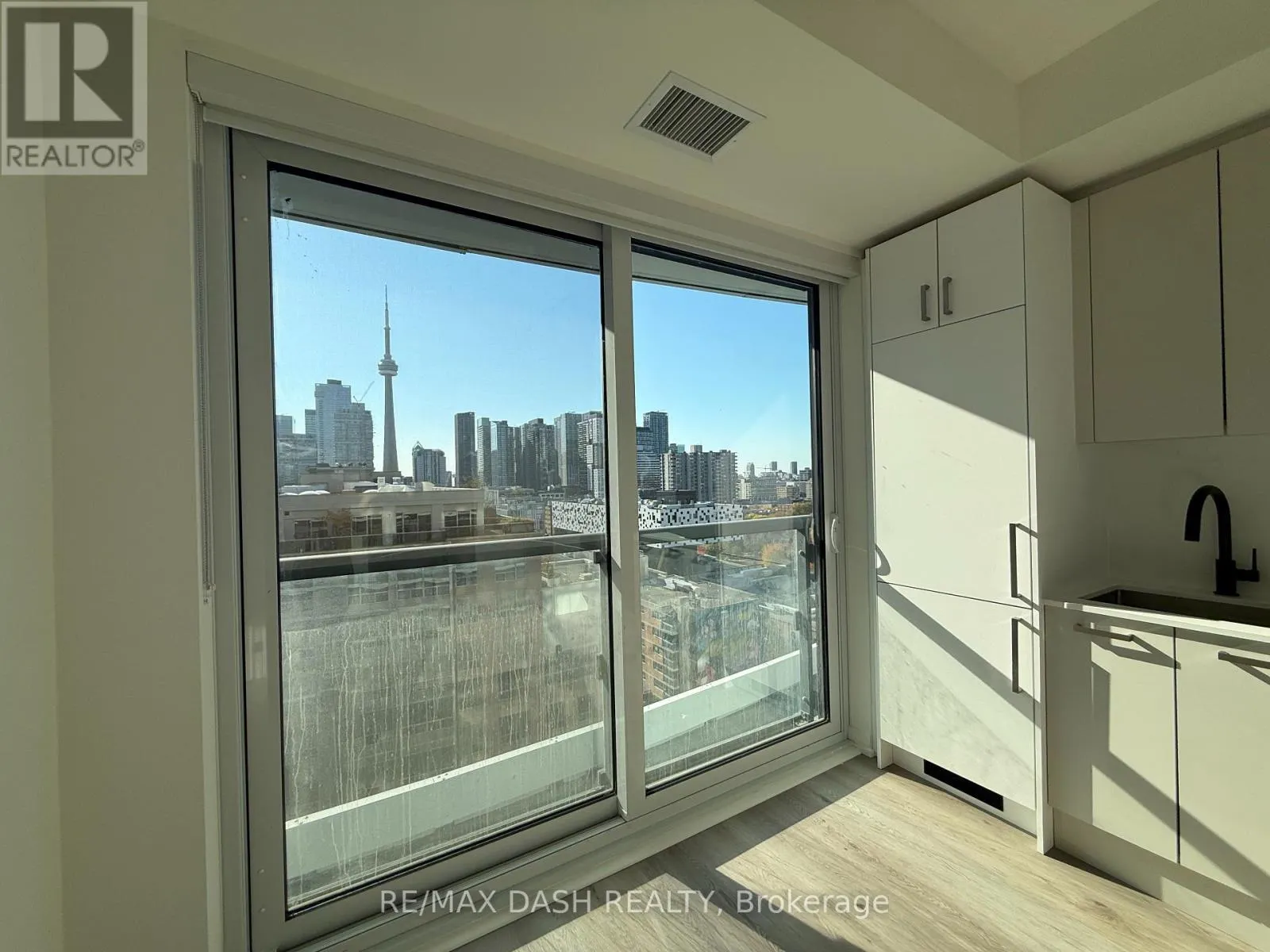 1406 - 280 DUNDAS STREET W