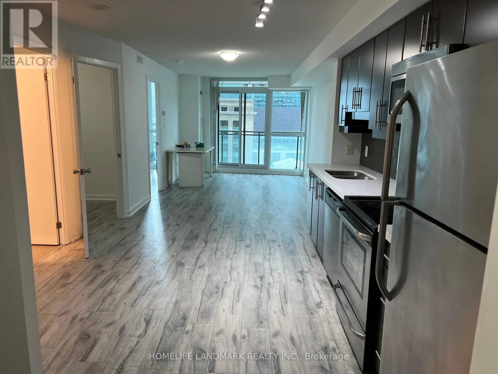 601 - 33 BAY STREET