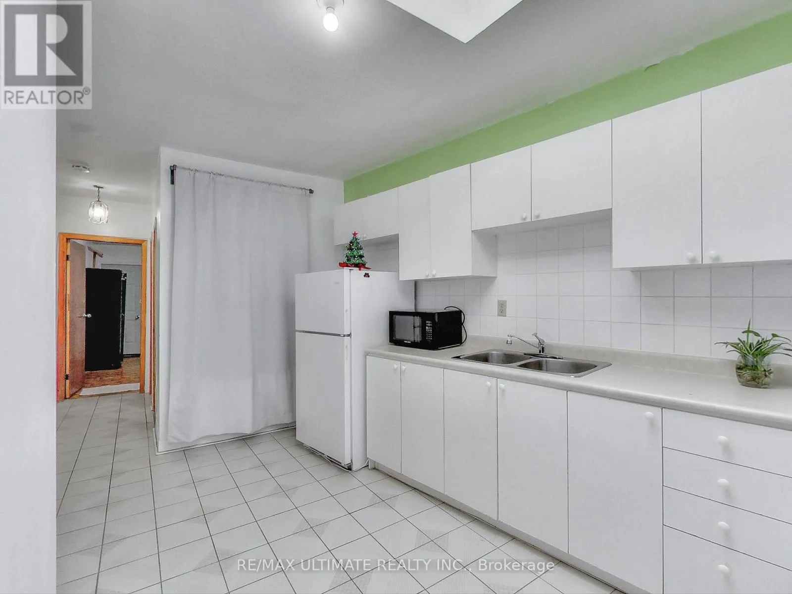 APT #2 - 1584 DUNDAS STREET W