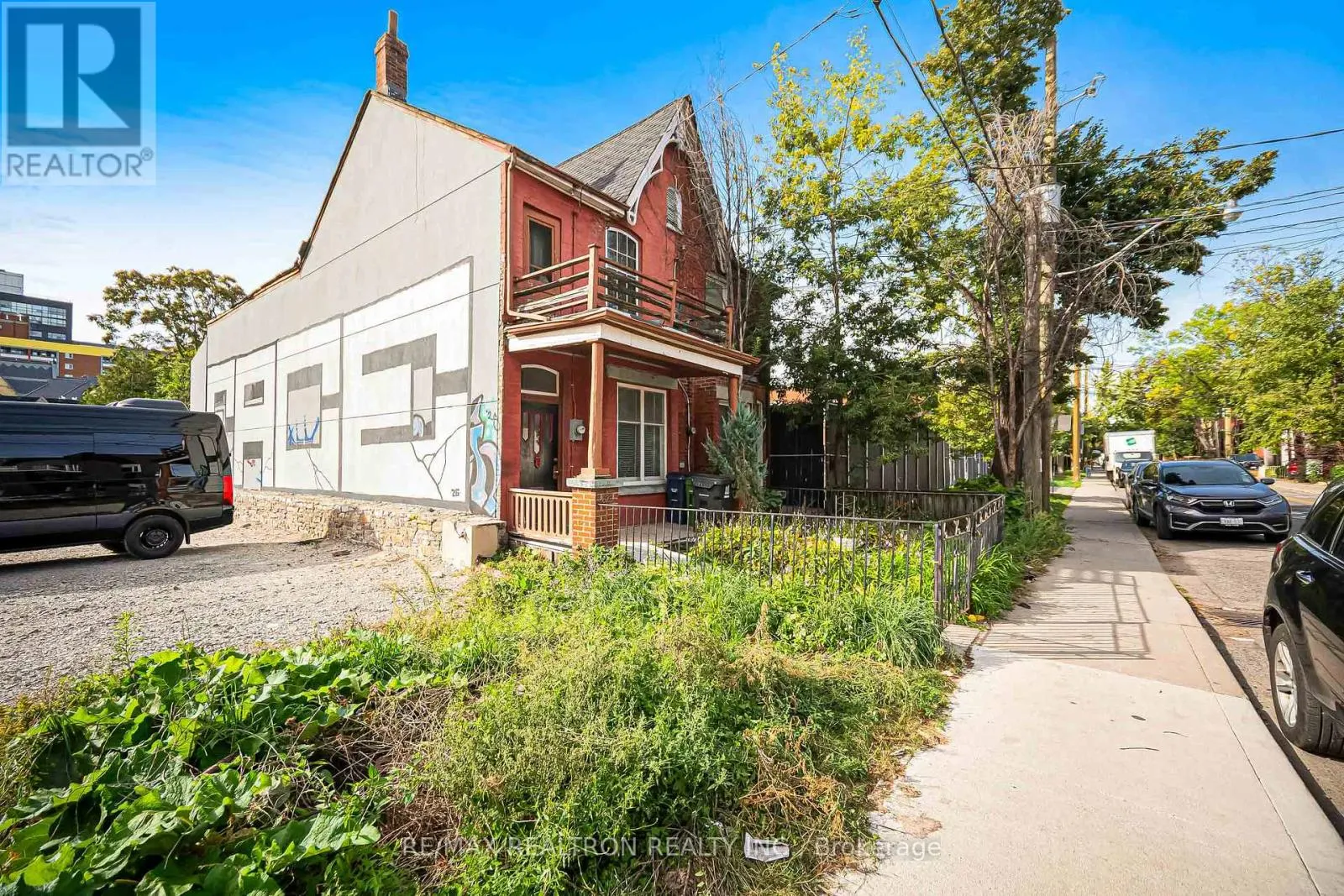 631 RICHMOND STREET W