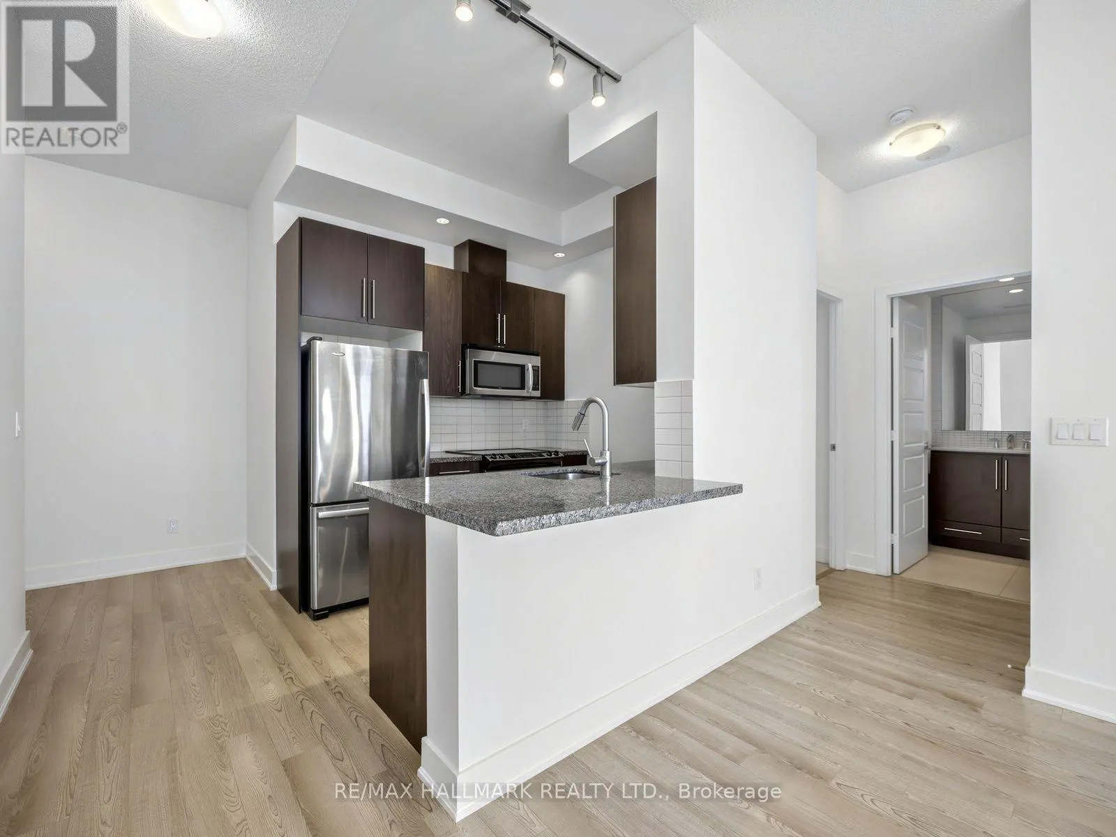 PH2 - 28 LINDEN STREET