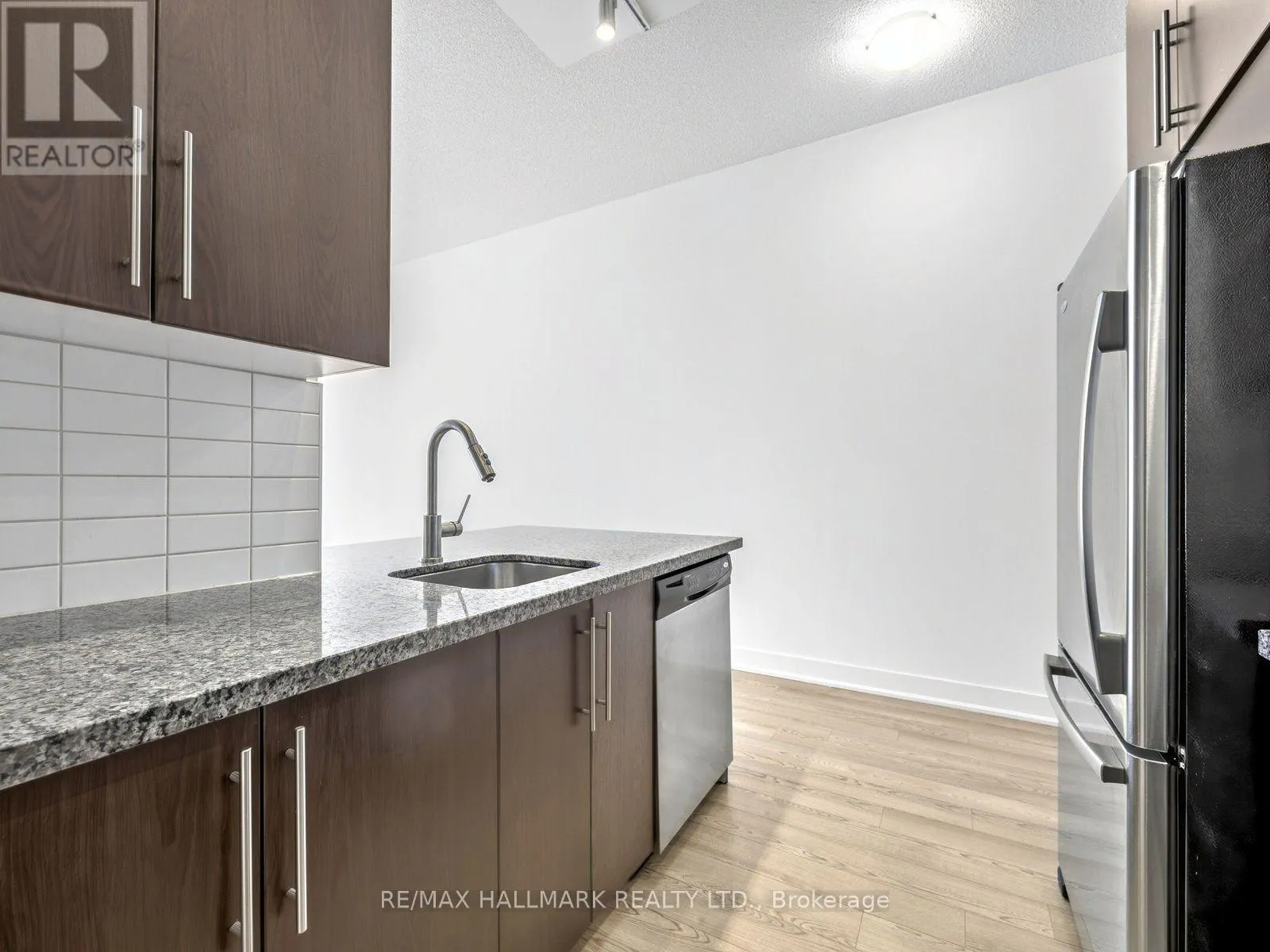 PH2 - 28 LINDEN STREET