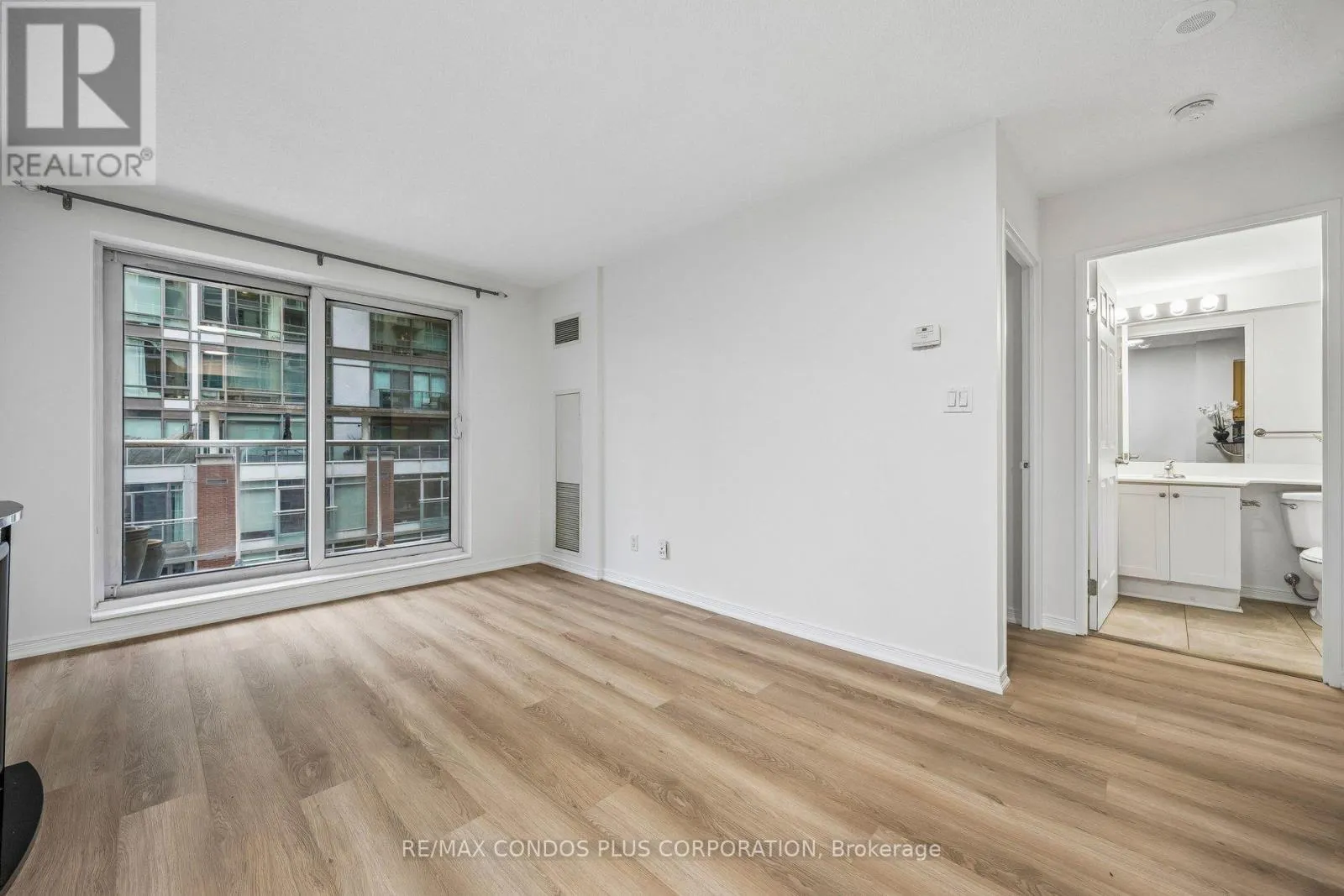1010 - 230 KING STREET E