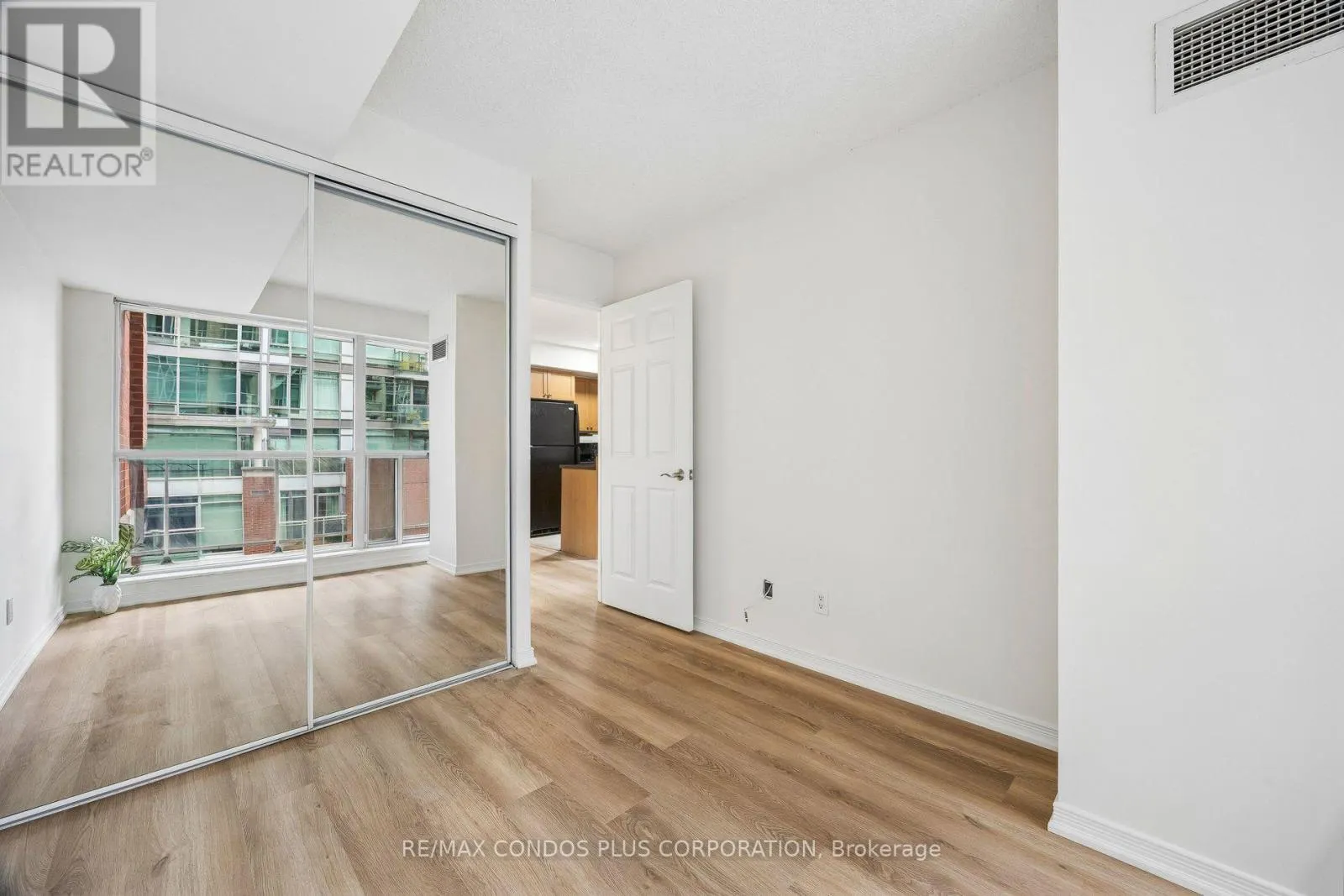 1010 - 230 KING STREET E