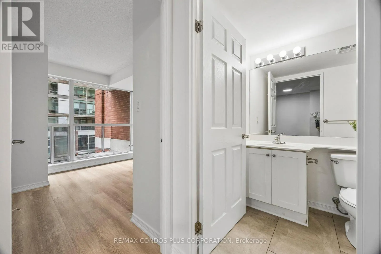 1010 - 230 KING STREET E