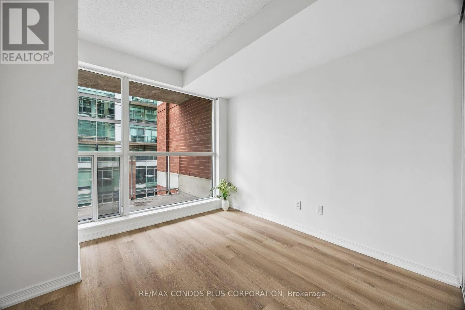 1010 - 230 KING STREET E