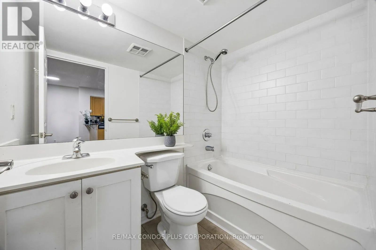 1010 - 230 KING STREET E