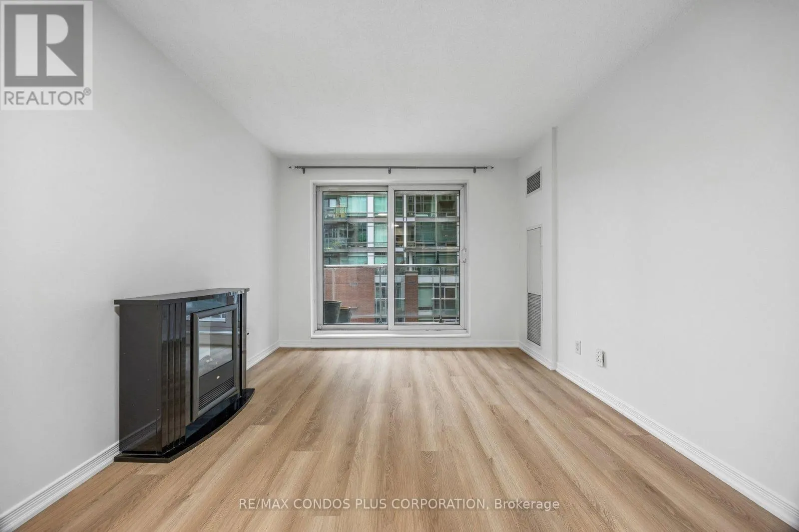 1010 - 230 KING STREET E