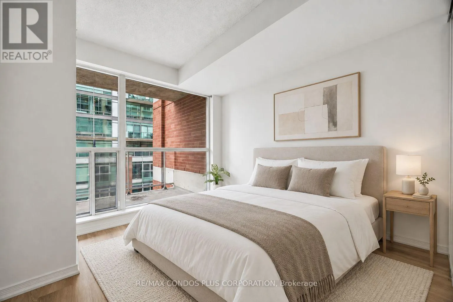1010 - 230 KING STREET E