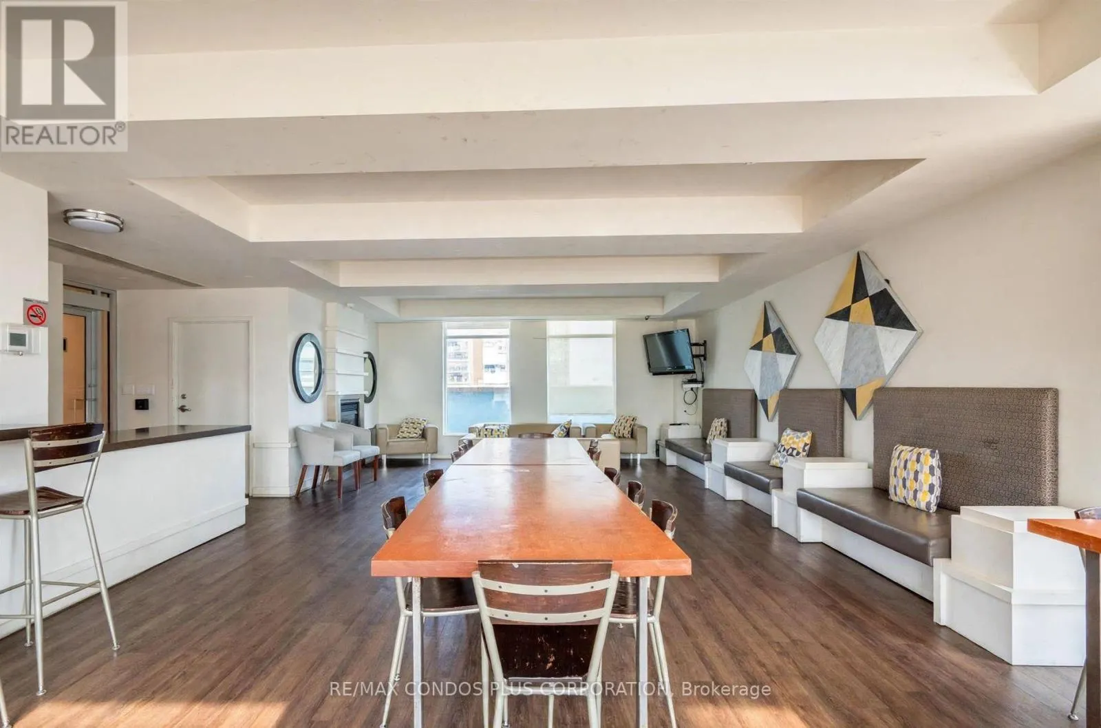 1010 - 230 KING STREET E