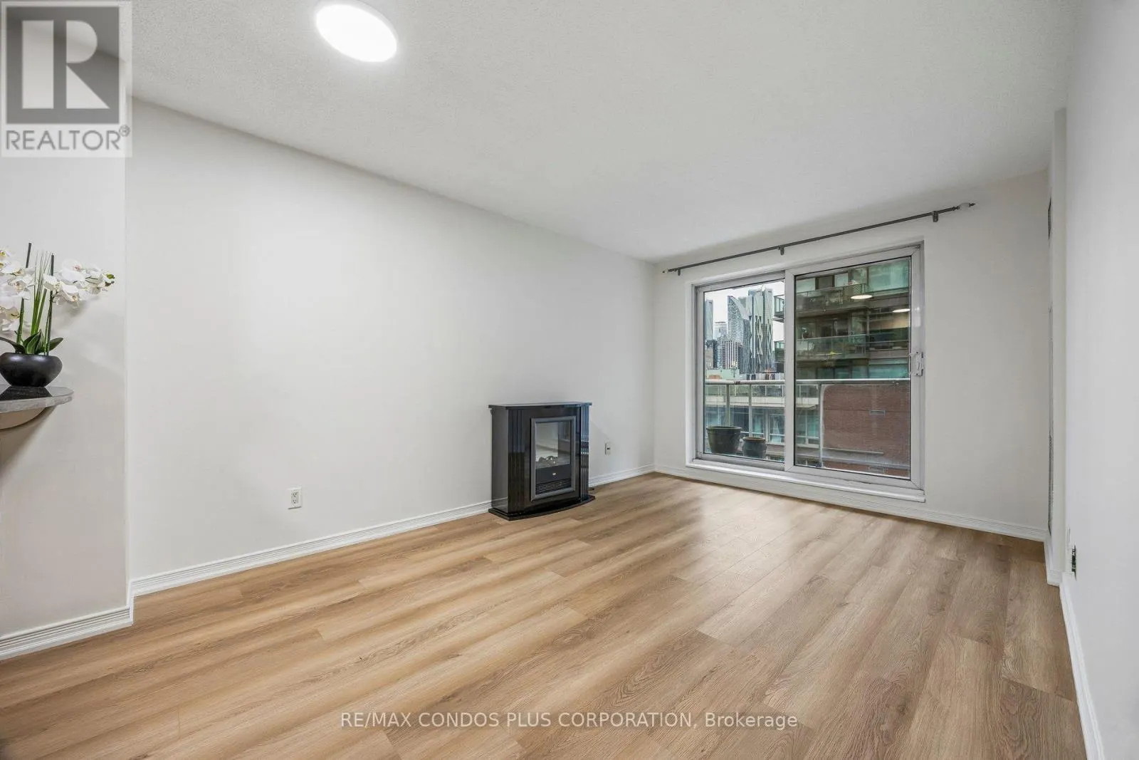 1010 - 230 KING STREET E
