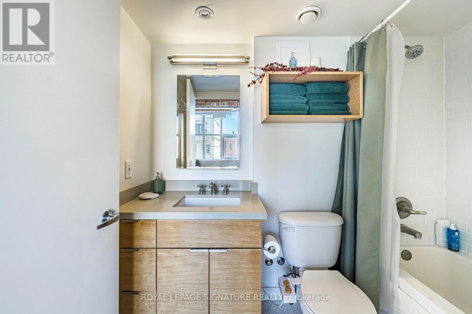 316 - 955 QUEEN STREET W