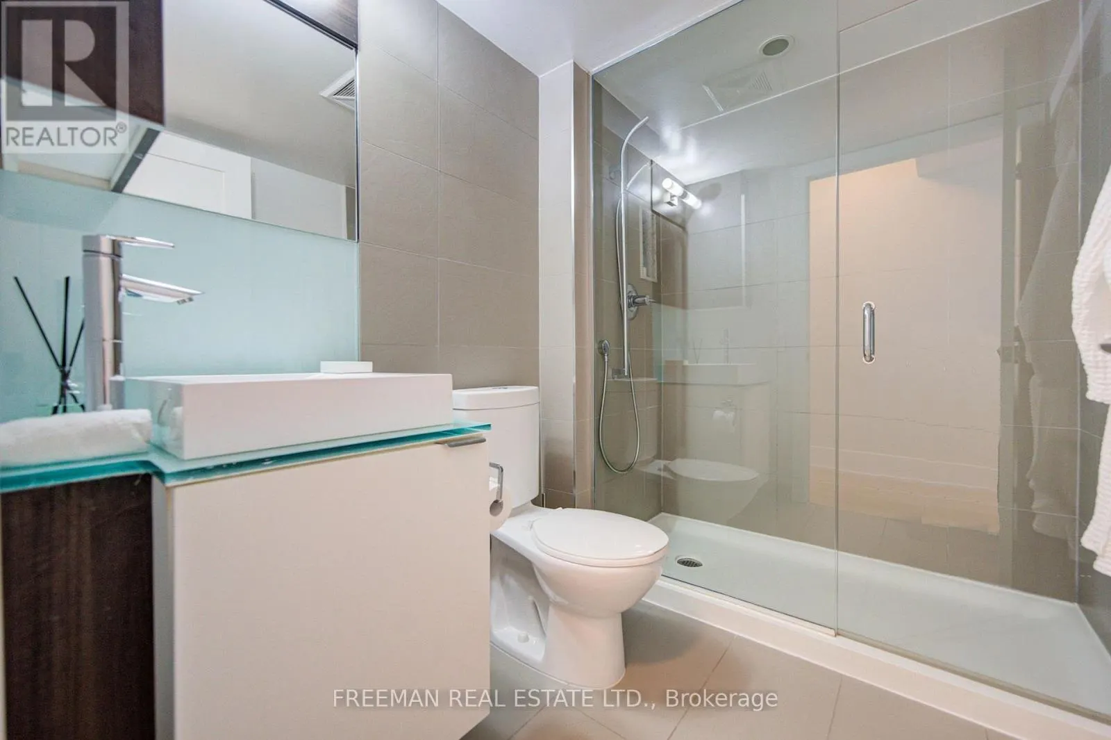 709 - 300 FRONT STREET W