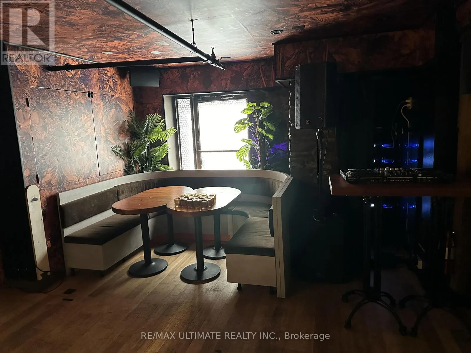 270 ADELAIDE STREET W