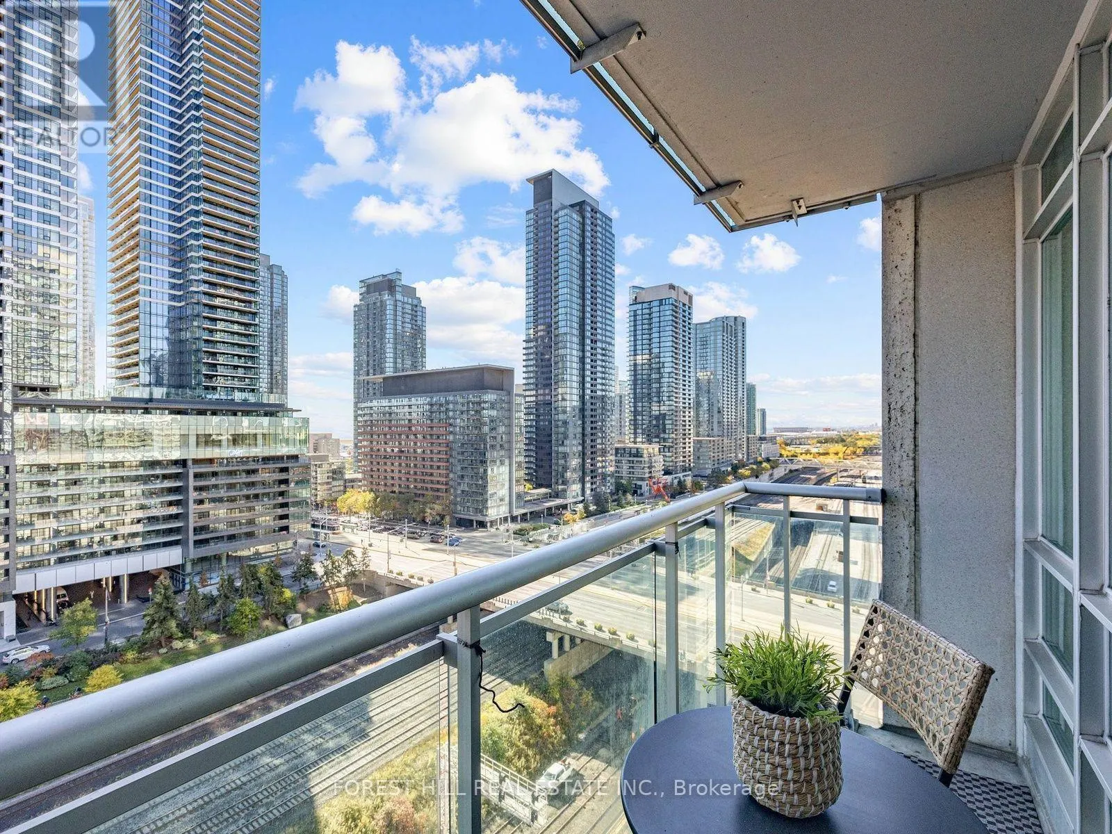 1710 - 381 FRONT STREET W