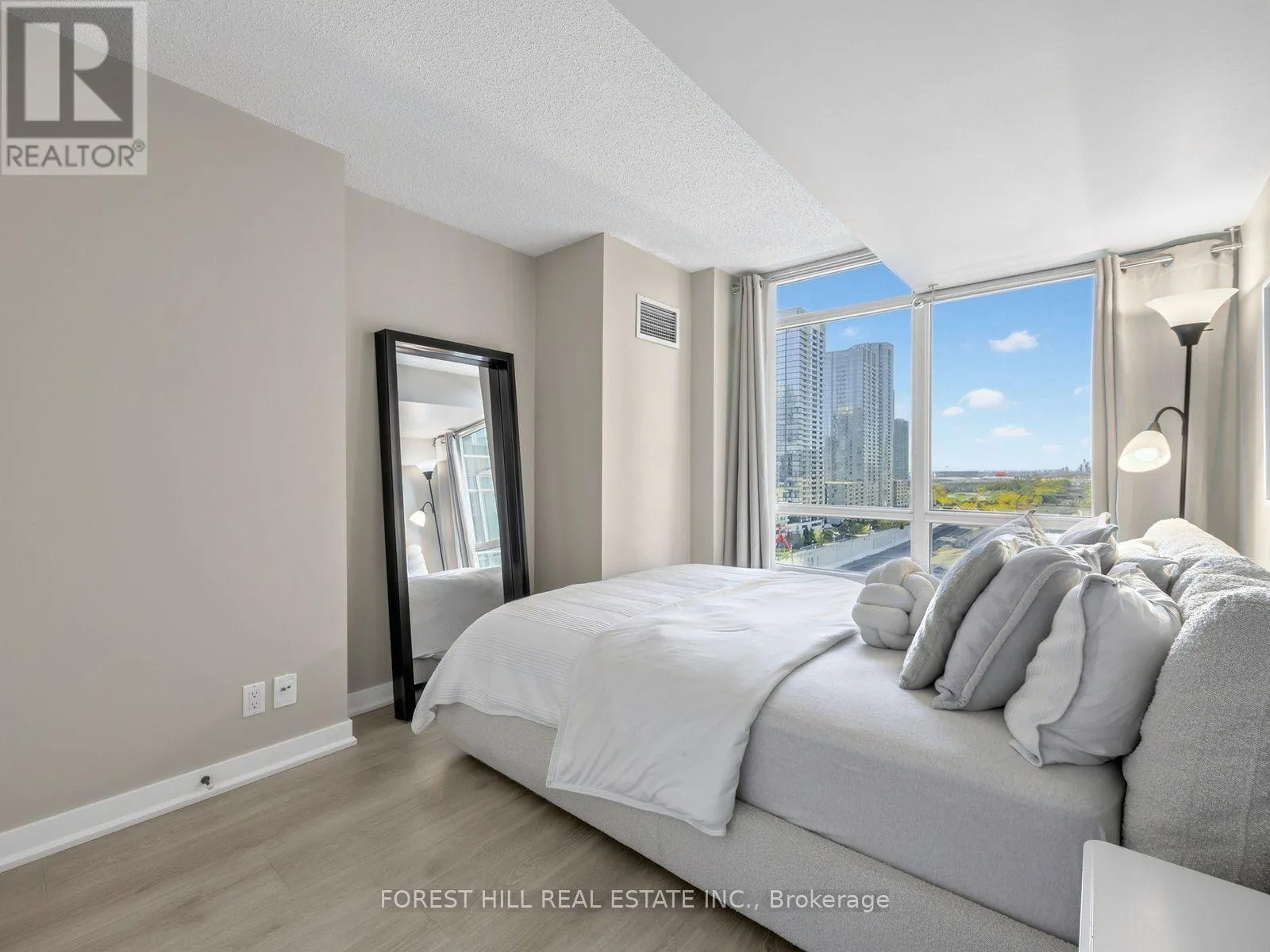 1710 - 381 FRONT STREET W