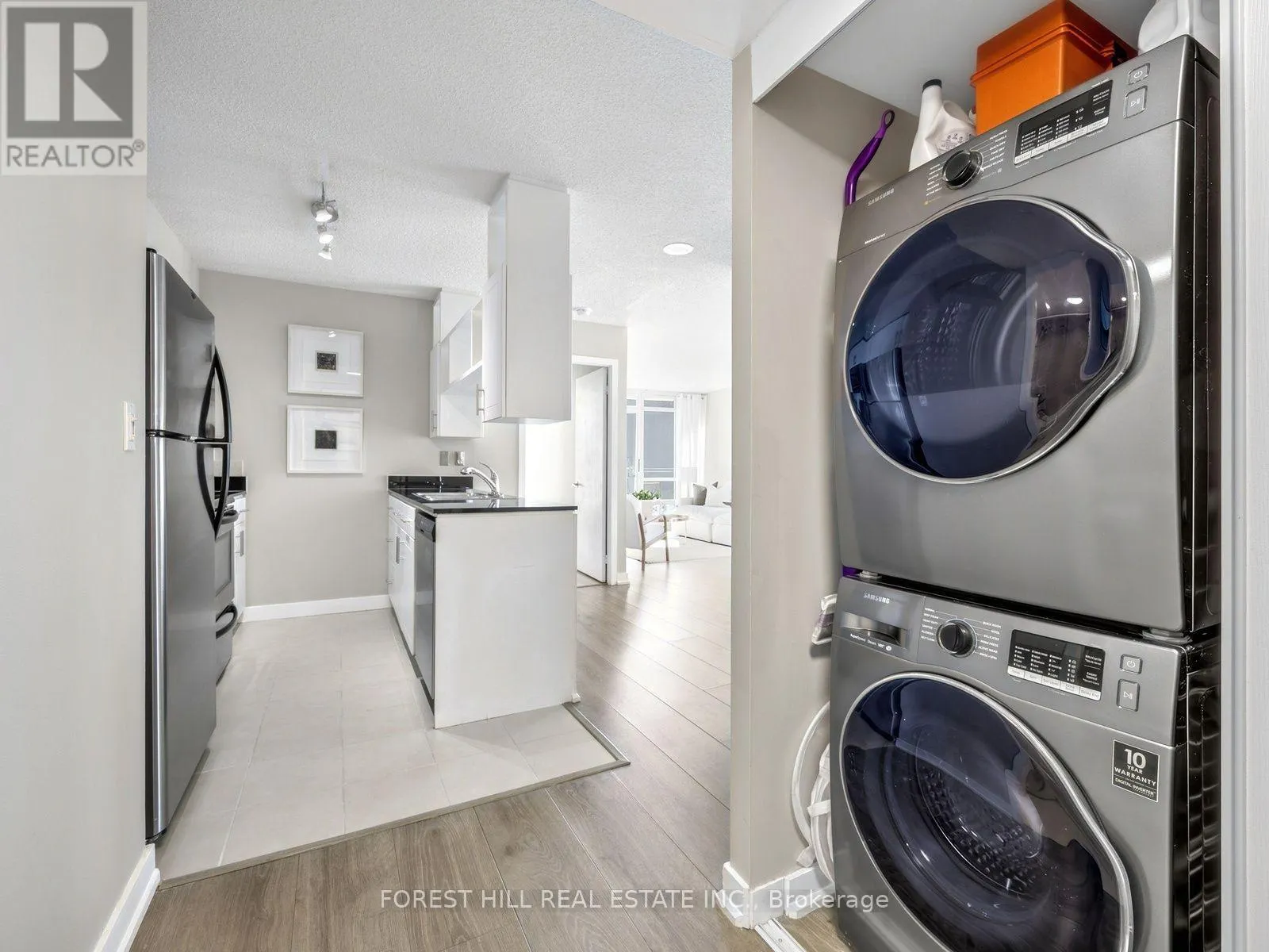 1710 - 381 FRONT STREET W