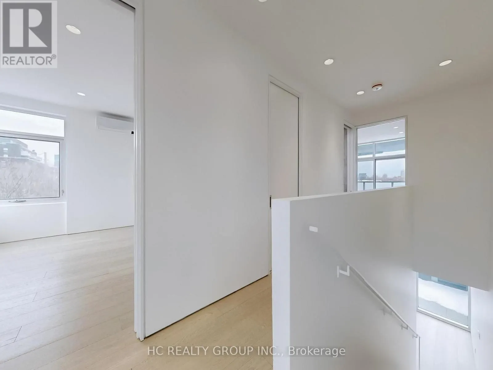 899 DUNDAS STREET W