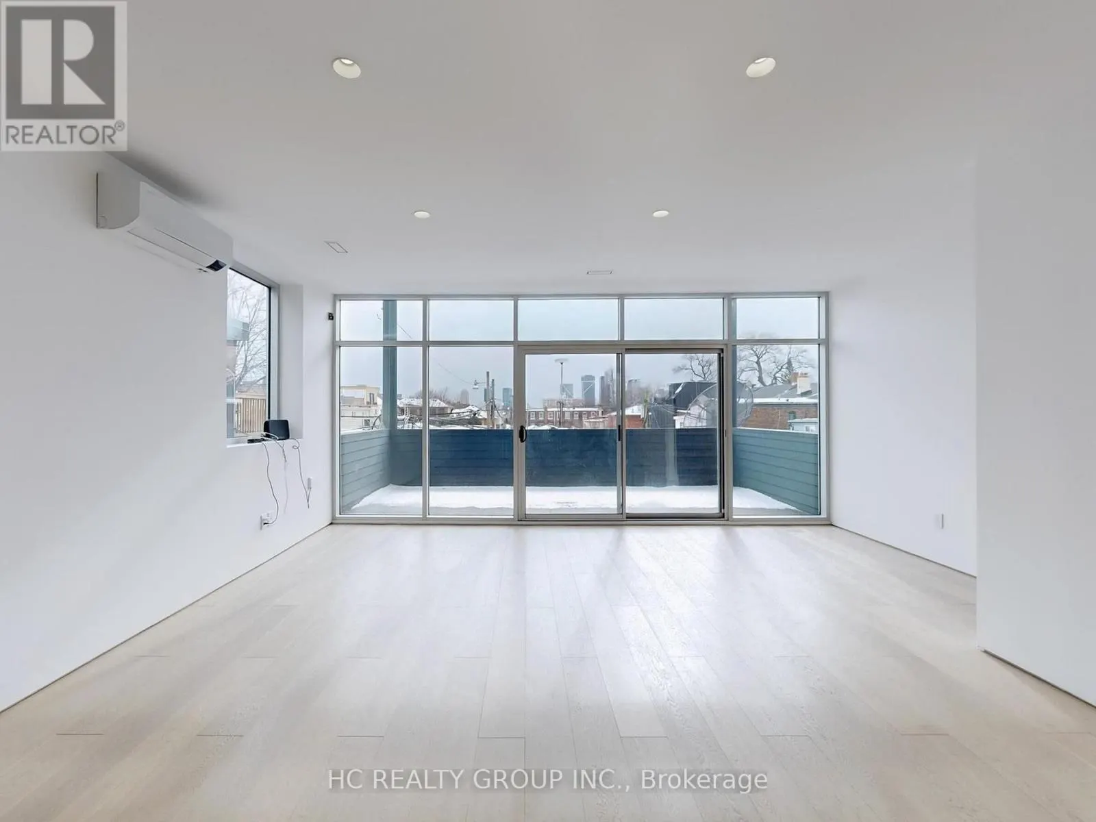 899 DUNDAS STREET W