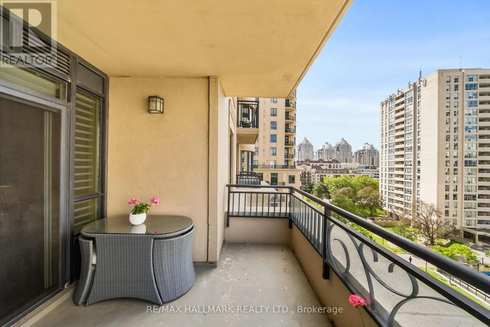 807C - 662 SHEPPARD AVENUE E