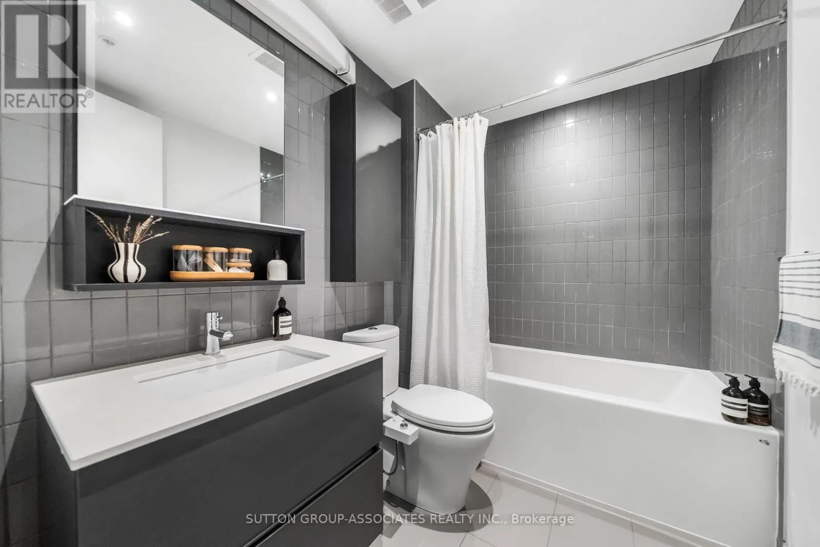 502 - 377 MADISON AVENUE