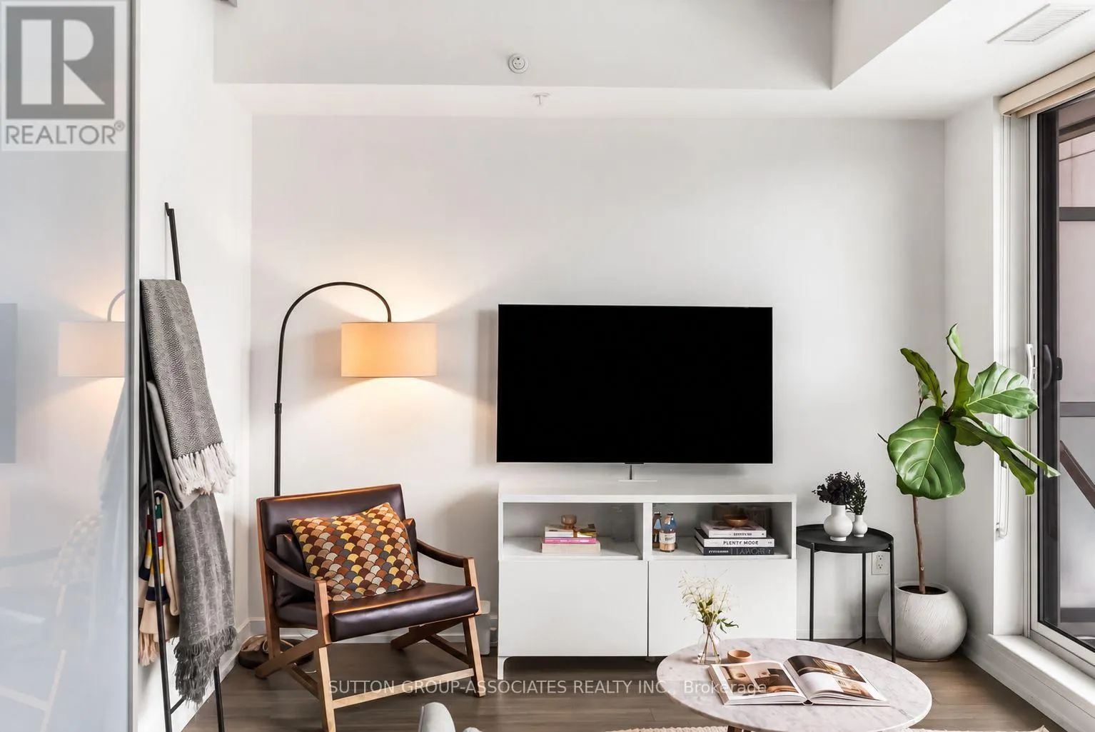 502 - 377 MADISON AVENUE