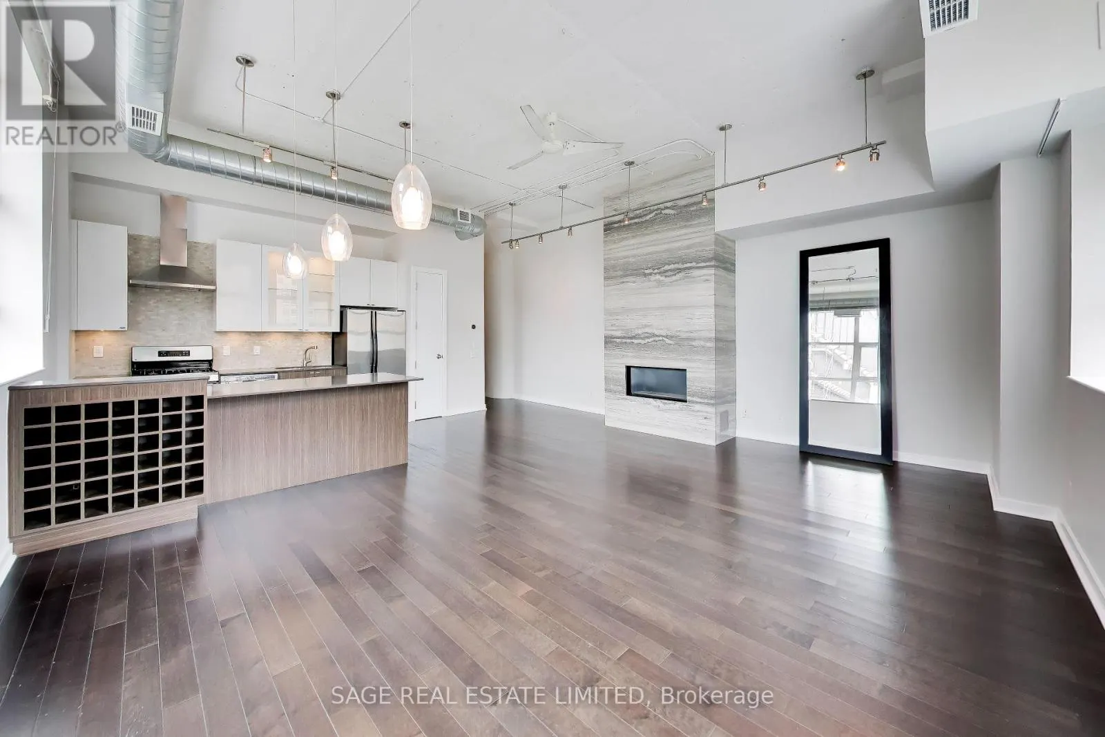 521 - 155 DALHOUSIE STREET