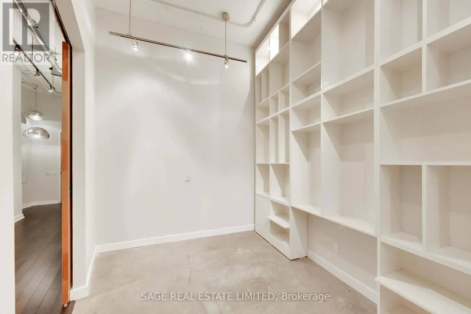 521 - 155 DALHOUSIE STREET
