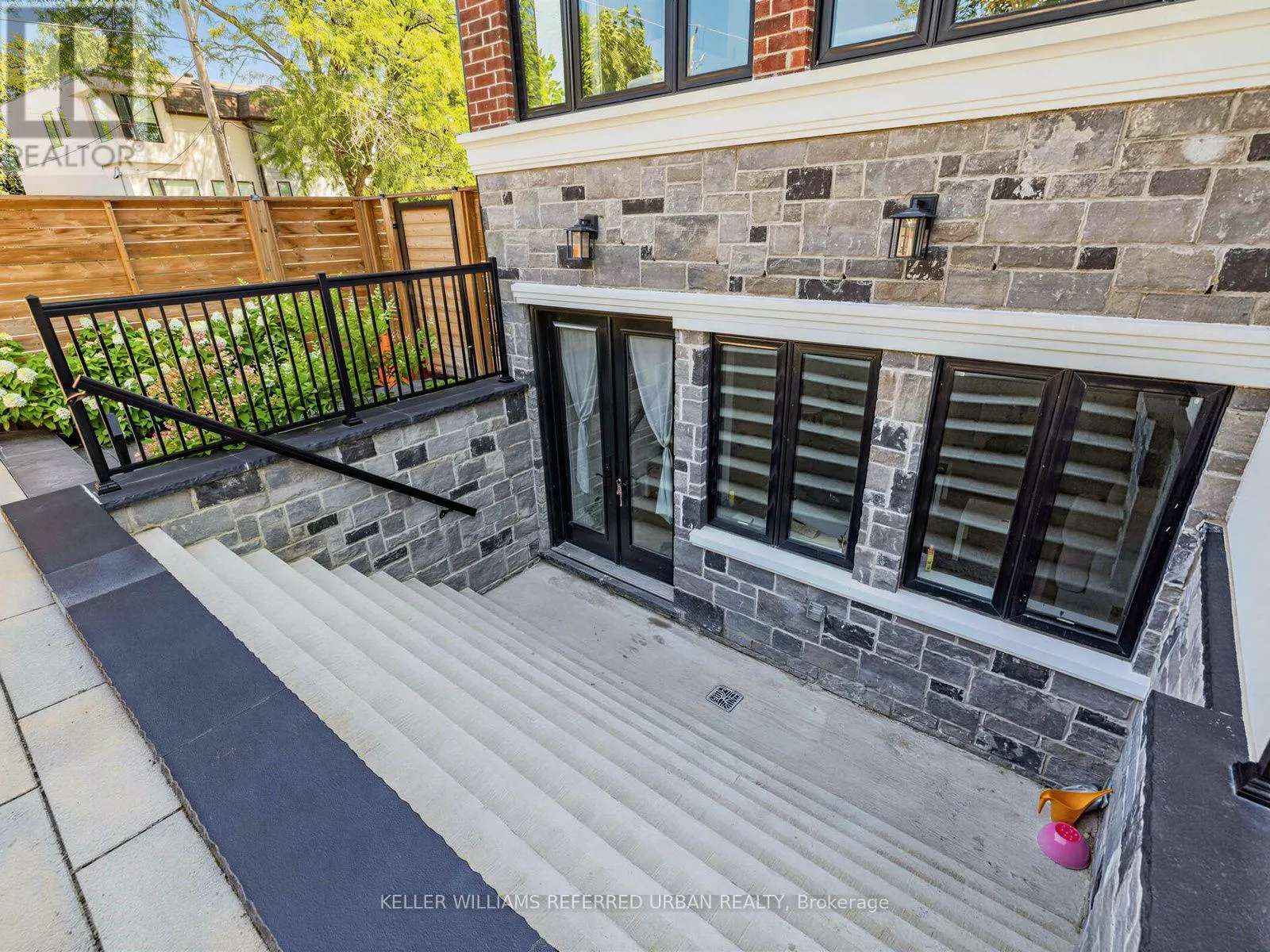 35 LLOYDMINSTER CRESCENT