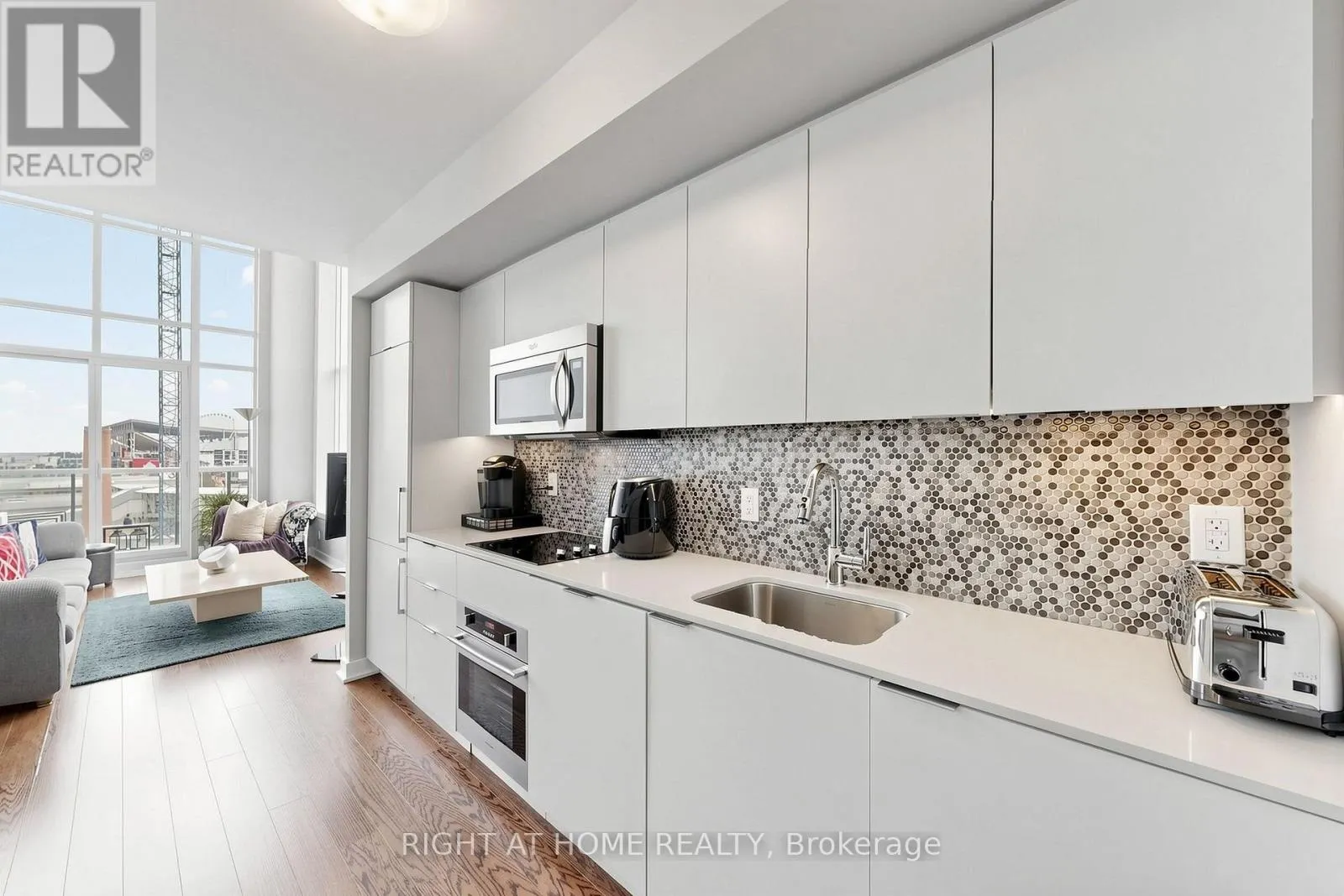 510 - 5 HANNA AVENUE