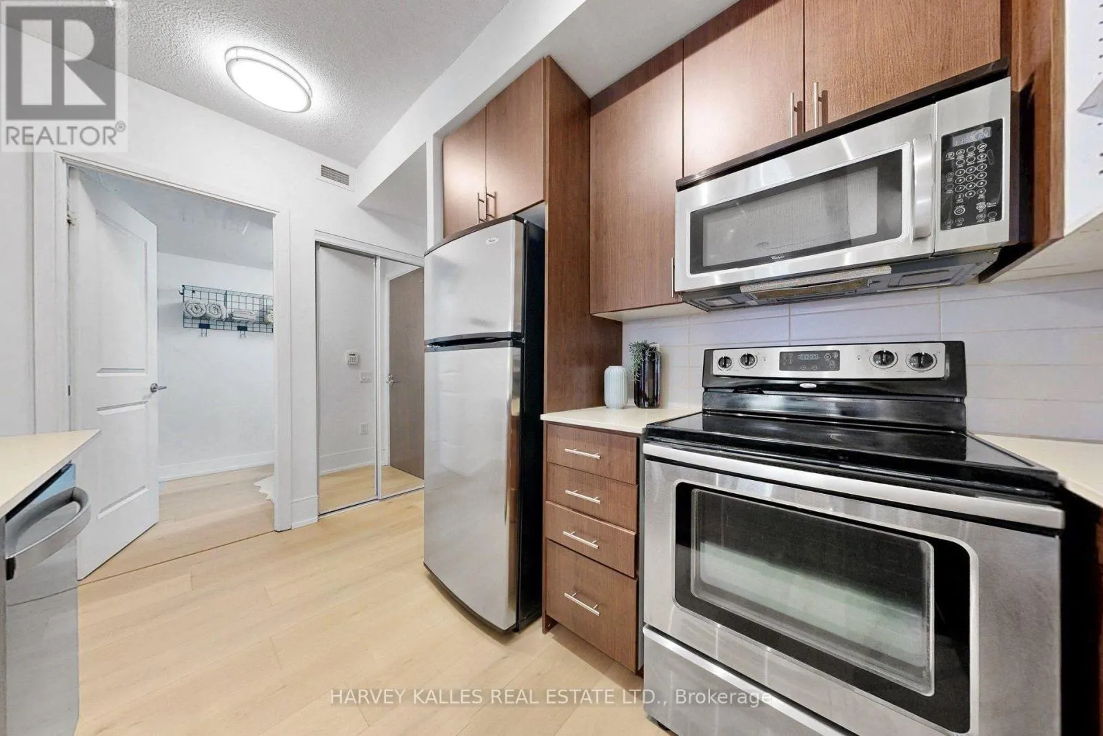 608 - 560 FRONT STREET W