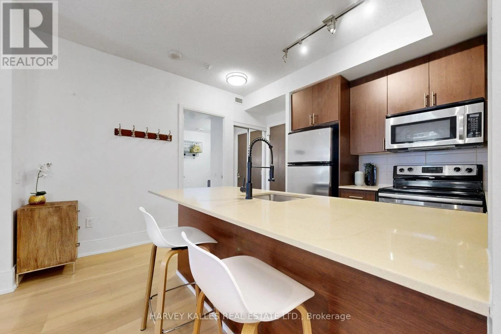 608 - 560 FRONT STREET W