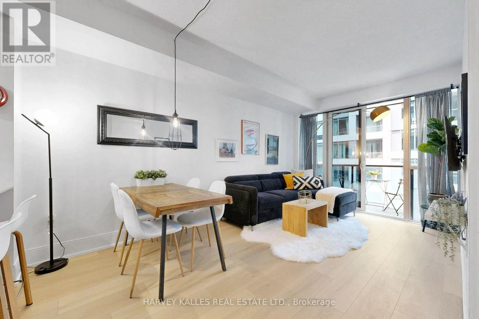 608 - 560 FRONT STREET W