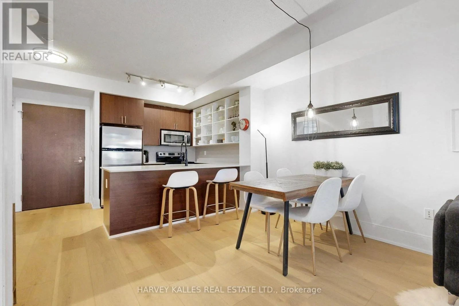 608 - 560 FRONT STREET W