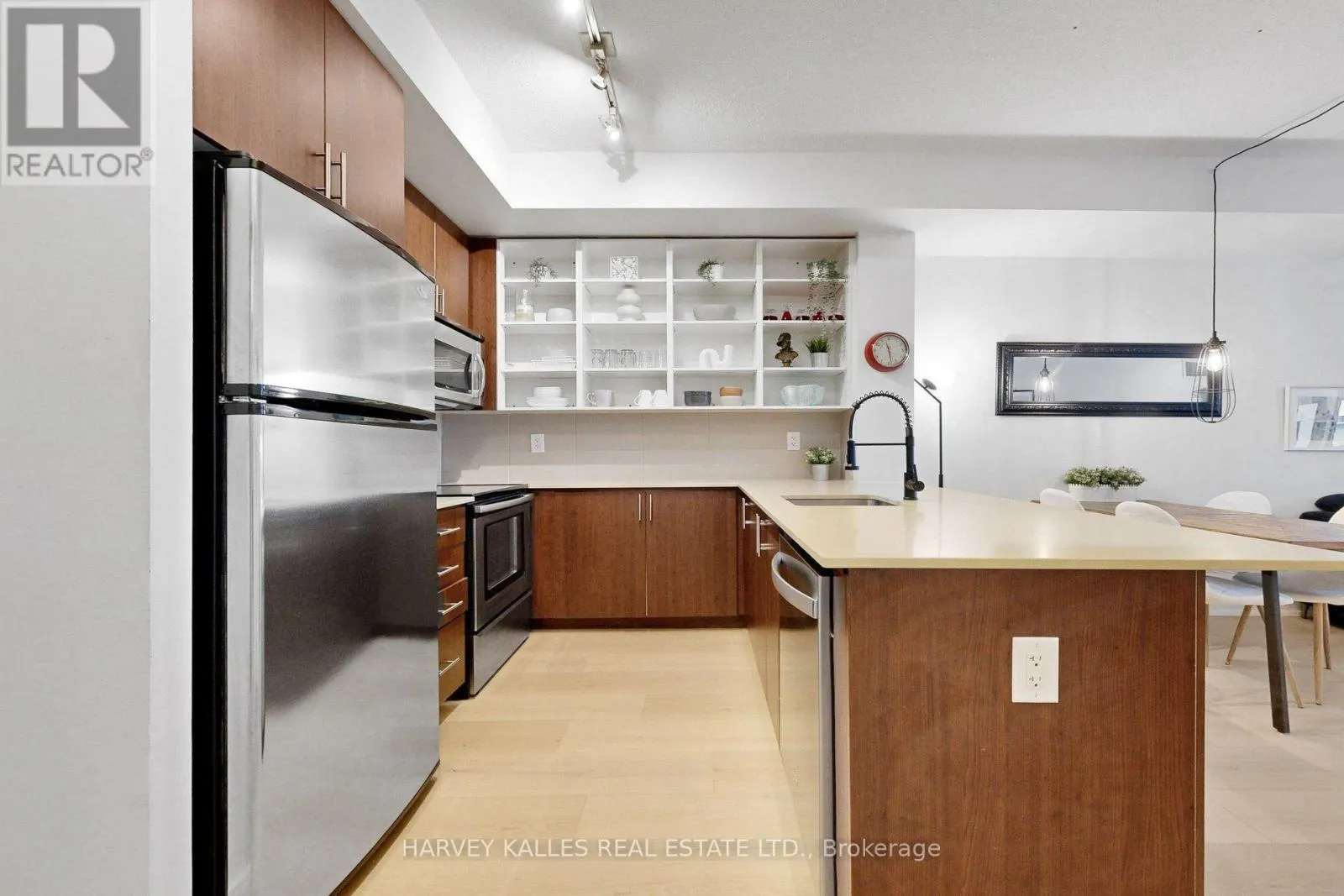 608 - 560 FRONT STREET W