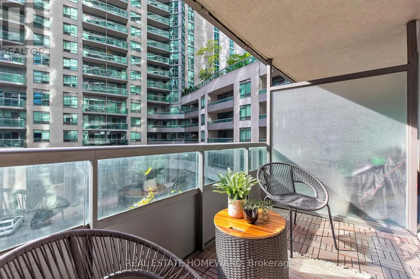 311 - 30 GRAND TRUNK CRESCENT